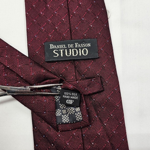 DANIEL DE FASSON Studio Necktie Men's 100% Silk tie Designer Geometric Burgundy - Picture 5 of 8